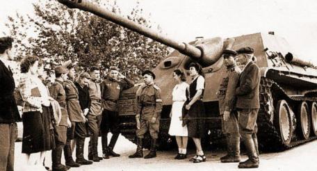 В 1943 г. в Парке культуры имени Горького открылась «Выставка образцов трофейного вооружения», действовавшая более пяти лет. 