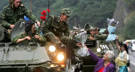 Граждане Южной Осетии встречают российские войска
