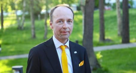 Лидер праворадикальной партии «Истинные финны» Юсси Халла-ахо заявил, что Финляндии лучше покинуть Евросоюз, но пока Запад противостоит России на Украине, Финляндия не должна подрывать общеевропейское единство.