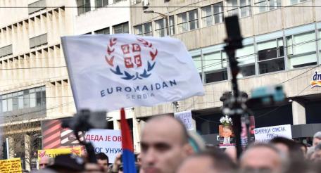 Радикальная оппозиция в Сербии подняла флаги «евромайдана»