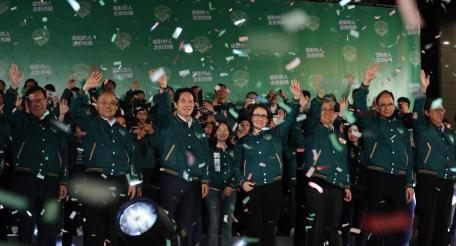 Сторонники победившей партии на Тайване ликуют