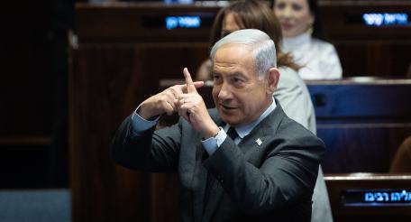 Премьер-министр Израиля Б. Нетаньяху все более напоминает воителя с автоматом, попавшего в зыбучие пески Газы. 