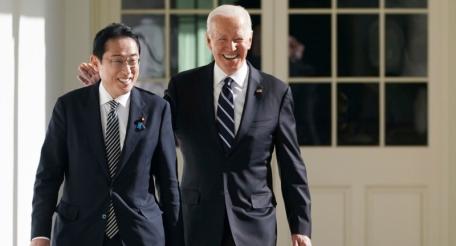 Япония готова всячески помогать «неуверенной Америке»