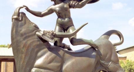 Скульптурная композиция, установленная в Стокгольме, создана на основе древнегреческого мифа о греховной связи Пасифаи – дочери бога Солнца Гелиоса с быком, от которой было порождено чудовище с человеческим телом и головой быка – Минотавр.
