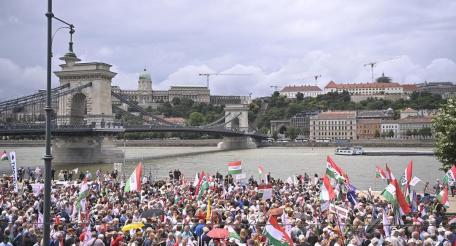 Против НАТО и милитаризации Украины: в столице Венгрии прошел масштабный «Марш мира»