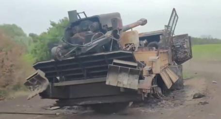 Остов уничтоженной украинской 155-мм САУ 2С22 «Богдана» в Харьковской области. Наличие «антидроновых» решеток не особо помогло