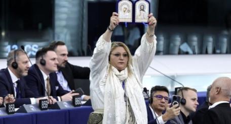 Европарламентарий от Румынии Диана Шошоакэ назвала Европарламент домом сатаны, в котором сидят черти и обвинила Брюссель в уничтожении Румынии путём предоставления вооружённой помощи Украине. 