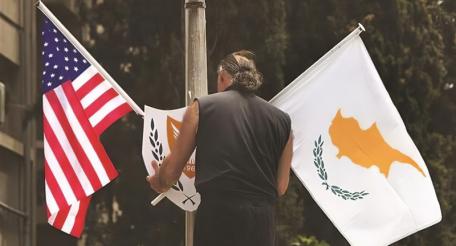 Флаги США и Кипра
