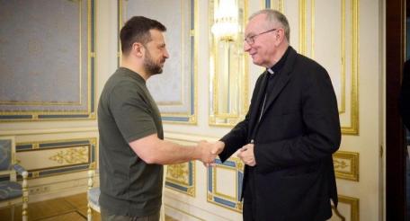 Госсекретарь Ватикана кардинал Пьетро Паролин встретился 23 июля с главой киевского режима Владимиром Зеленским. 