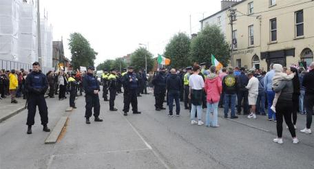 В ирландском городке Дандок жители вышли на протест против размещения 260 мигрантов с Украины в женском приюте св. Джозефа. 