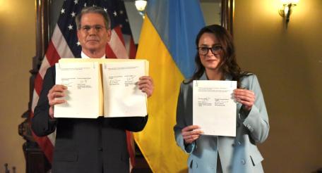 30 апреля 2025 США и Украиной было подписано инвестиционное соглашение о разделе прибыли и роялти от будущей продажи украинских полезных ископаемых и редкоземельных металлов.