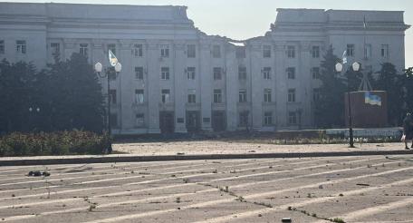 последствие прилёта УМПК по зданию областной администрации в Херсоне сегодня утром, источник Телеграм-канал Военный Осведомитель