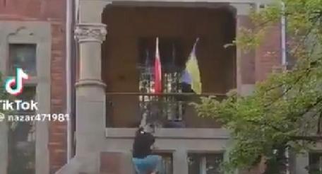 В Кракове сорвали флаг Украины