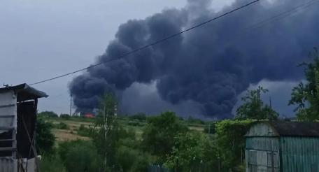 горящий после вчерашнего ракетно-дронового удара ВС РФ нефтеперерабатывающий завод в н.п. Дрогобыч Львовской области, источник Телеграм-канал Dambiev