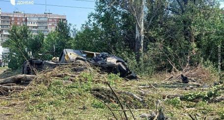 последствия одного из ударов в Краматорске. Удар пришелся по СТО на Станкострое где ремонтируется техника ВСУ, источник Телеграм-канал Сводки и Аналитика СВО (Резерв)