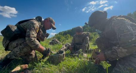 военнослужащие Астраханского батальона 177-го отдельного Гвардейского полка морской пехоты Каспийской флотилии перед выходом на боевую задачу в Сумской области Украины, источник Телеграм-канал Станислав Назаров | КАНАЛ |
