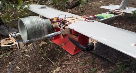 очередное пополнение в номенклатуре боевых частей российского FPV-камикадзе «Молния-2», в этот раз в качестве полезной нагрузки дрона служит КЗ-7. Ранее в качестве боевых частей этого дрона можно было уже увидеть ТМ-62,термобарические гранаты РПО-А «Шмель», КЗ-6,  и даже зажигательные боевые части, источник Телеграм-канал Осведомитель