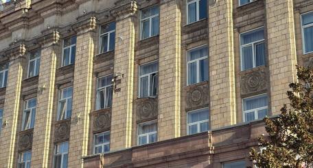 здание правительства Белгородской области вновь подверглось атаке БПЛА. В результате детонации повреждены фасад и остекление, источник Телеграм-канал Настоящий Гладков