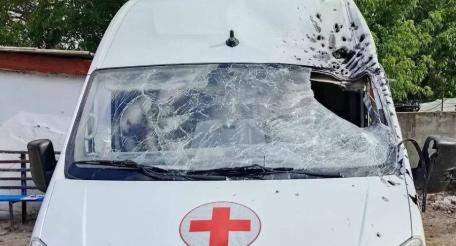 ВСУ нанесли удар по машине скорой помощи в Алешках. Автомобиль следовал на экстренный вызов, когда был атакован. В результате прямого попадания медики получили осколочные ранения верхних и нижних конечностей, а также сотрясение мозга, источник Телеграм-канал Алешки | Олешки