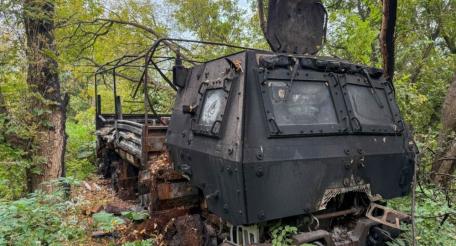 эхо курской авантюры – американский Oshkosh FMTV, поставленный Киеву и брошенный украинскими боевиками в приграничных лесах. Как трофей в силу состояния уже не интересен