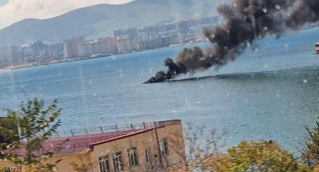 горящий украинский БЭК в порту Новороссийска, источник Телеграм-канал Осведомитель