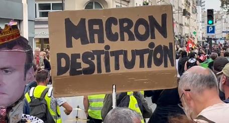 Протесты с требованием ухода Макрона во Франции не стихают