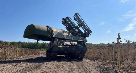 на кадрах – украинский FrankenSAM из состава 223 ЗРП ВСУ, осень 2025 года. Проект FrankenSAM – зенитный ракетный комплекс «Бук-М1», адаптированный для стрельбы американскими ракетами RIM-7 Sea Sparrow. FrankenSAM впервые поступил на вооружение в начале 2024 года. На данный момент выполнено 5 модификаций, запланировано ещё 17, источник Телеграм-канал Сводки ополчения Новороссии Z.O.V. 