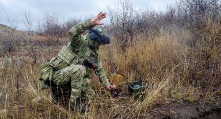 росгвардейцы обнаружили схрон с натовским оружием в ЛНР, источник Телеграм-канал Росгвардия