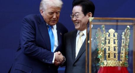 Американский лидер Дональд Трамп в процессе своего азиатского турне наконец-то добрался до Южной Кореи, где он принимает участие во встрече лидеров стран Азиатско-Тихоокеанского экономического сотрудничества (АТЭС).