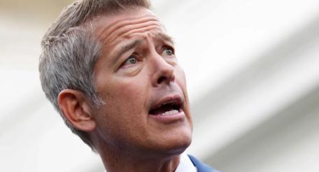 Министр транспорта США Шон Даффи предупредил, что из-за затянувшегося шатдауна власти могут частично закрыть воздушное пространство страны.