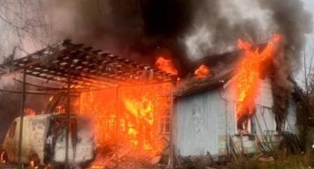 последствия сегодняшнего удара БПЛА в Святогорске на Донбассе. Бусик в кадре, источник Телеграм-канал Хроники Гераней