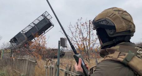 кадры боевой работы расчёта тяжёлой огнемётной системы ТОС-3 «Дракон» на шасси танка Т-80 29-й отдельной бригады радиационной, химической и биологической защиты группировки войск «Центр» на Красноармейском направлении, источник Телеграм-канал Военный Осведомитель