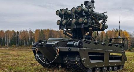 огнемётный робот мини-ТОС на базе НРТК «Курьер». В современных боевых условиях работа Солнцепёков практически невозможна, из-за БПЛА противника, так как обычный Солнцепёк работает с расстояния около шести км, а мини-ТОС, на базе НРТК «Курьер», имеет шанс стать хорошей альтернативой, источник Телеграм-канал Дневник Десантника