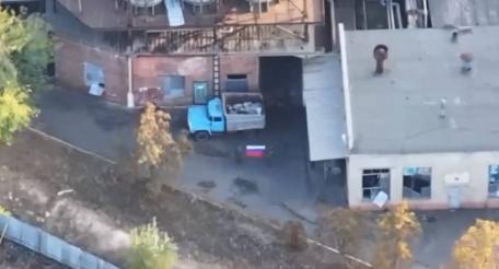 русские флаги в Купянске, источник Телеграм-канал Kotsnews