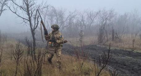 Заглавное фото: танкисты группировки войск «Центр» ликвидируют противника в Димитрове. Экипажи 51-й армии работают в связке с группами прикрытия, отбивающими атаки беспилотников, источник Телеграм-канал Военкор Астрахань