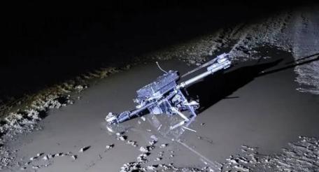 противник не оставляет попыток ударов по мирным объектам, в том числе применяя тяжёлые мультироторные БПЛА со сбрасываемой боевой нагрузкой. На фото из Запорожской области – очередной украинский дрон данного типа, успешно сбитый мобильной огневой группой Росгвардии на подлёте к гражданской инфраструктуре, источник Телеграм-канал Росгвардия