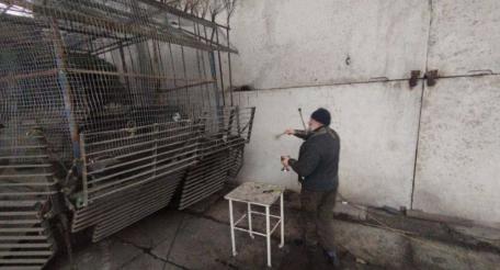 военный священник РПЦ окропляет закованную в броню МТ-ЛБ, источник Телеграм-канал Осведомитель