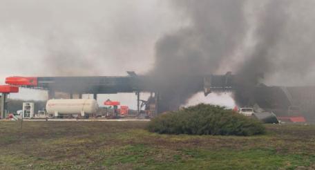 В Харьковской области тоже есть удачный прилёт – выбита АЗС, источник Телеграм-канал Военкор Котенок