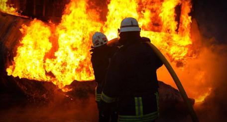 контейнеры, топливные резервуары и другая портовая инфраструктура в порту Черноморска Одесской области, подвергшаяся ударам дронов-камикадзе «Герань-2» вчера днём, источник Телеграм-канал Военный Осведомитель