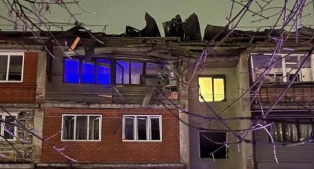 укронацисты накануне атаковали Беслан. Обломки вражеского дрона упали на пятиэтажный дом – в здании повреждена крыша, выбиты окна. Ранены трое мирных жителей, двое из которых – дети, источник Телеграм-канал Военкор Котенок