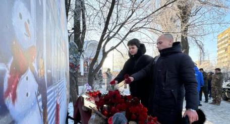 мемориальная акция прошла на месте удара ВСУ по рынку в донецком микрорайоне Текстильщик в ДНР во вторую годовщину трагедии, источник Телеграм-канал Украина.ру