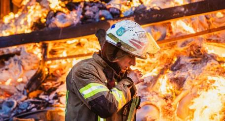 В пригороде Харькова горят склады врага. ВС России нанесли высокоточный ракетный удар по одному из логистических объектов. В результате попадания на территории склада возник масштабный пожар, источник Телеграм-канал WarDonbass
