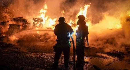 в Одессе этой ночью выбили промышленный объект. Ресурсы противника сообщают о 15 дронах, работавших по целям в черте города, и мощном пожаре после одного из прилётов, источник Телеграм-канал Военкор Котенок