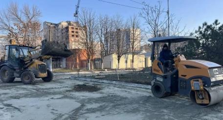 Тула завершила демонтаж в мариупольском сквере Победы. Рабочие региона-шефа окончили демонтажные работы и сейчас укладывают новое покрытие, источник Телеграм-канал Мариуполь Сейчас