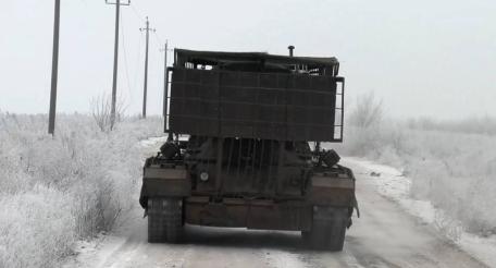 кадры боевой работы расчёта тяжёлой огнемётной системы ТОС-3 «Дракон» 29-й отдельной бригады радиационной, химической и биологической защиты группировки войск «Центр» на Красноармейском направлении, источник Телеграм-канал Военный Осведомитель