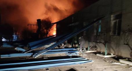 в результате ночного удара по объекту энергетики в Одесской области несколько населённых пунктов остались без света. Также повреждено административное здание, источник Телеграм-канал Оперативные сводки