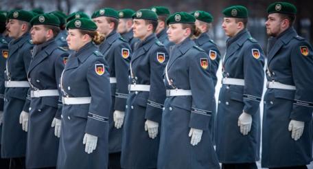 Германия увеличит численность армии за счёт мужчин, женщин и других гендеров