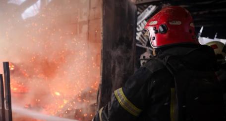 Последствия удара Гераней по цели в Малиновке Харьковской области. Площадь пожара составила 3000 кв. метров, источник Телеграм-канал Хроники Гераней