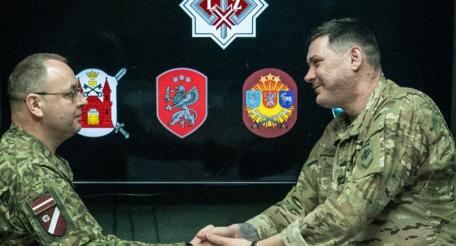 командир 1-й Рижской бригады Земессардзе полковник Нормунд Баранов и командир 12-й бригады Национальной гвардии Украины "Азов"* подполковник Богдан Гришенков