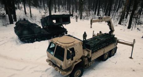 редкий снимок транспортно-заряжающей машины Oshkosh FMTV M1084a1P2 и высокоточной модульной ракетной системы M270 в ходе обучения расчетов ракетных войск Национальной академии сухопутных войск Украины, источник Телеграм-канал Осведомитель